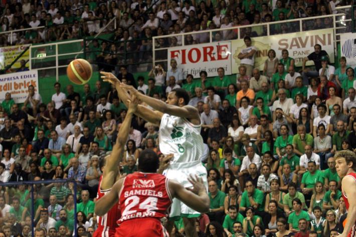 Milano vince con l’ultimo tiro: si va a gara 7