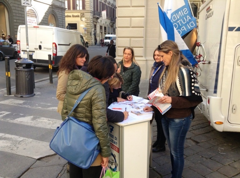 Petizione per ridurre le forze di polizia, 1.500 firme in poche ore a Firenze