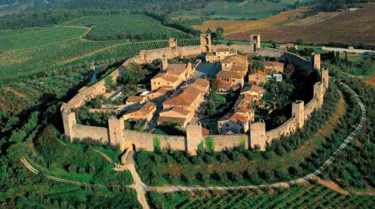 Camminamenti delle mura di Monteriggioni chiusi. Lettera al sindaco dall’opposizione