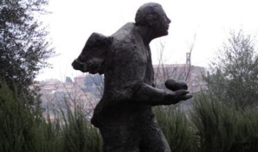 La scultura "Per la felicità" di Chia sovrasta il Meravigliorto di Montalcino