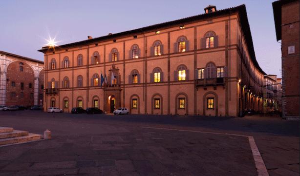 Contro la violenza sulle donne i palazzi pubblici si colorano di arancione