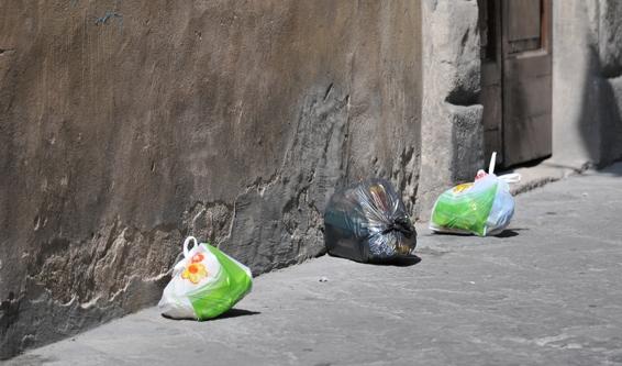 Nuovo orario di distribuzione dei sacchetti per i rifiuti
