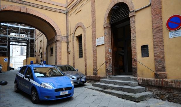 Giovane trova un portafoglio e lo consegna alla Polizia