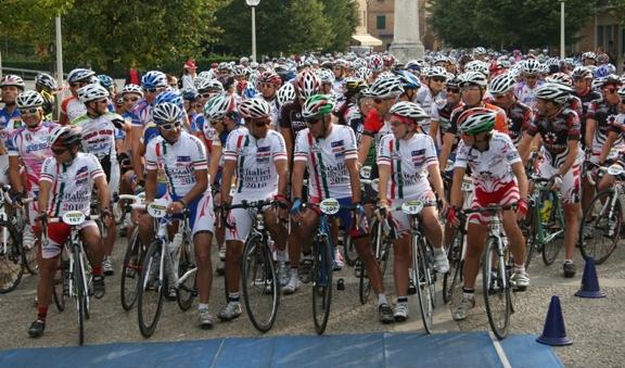 Domenica sui pedali con la Granfondo della Valdarbia