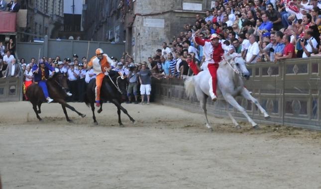 La Giraffa celebra la vittoria del 16 agosto