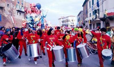 Siena Indignata in un corteo colorato con i Bandão