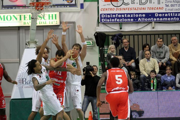 Mens Sana e Varese si combattono fino in fondo