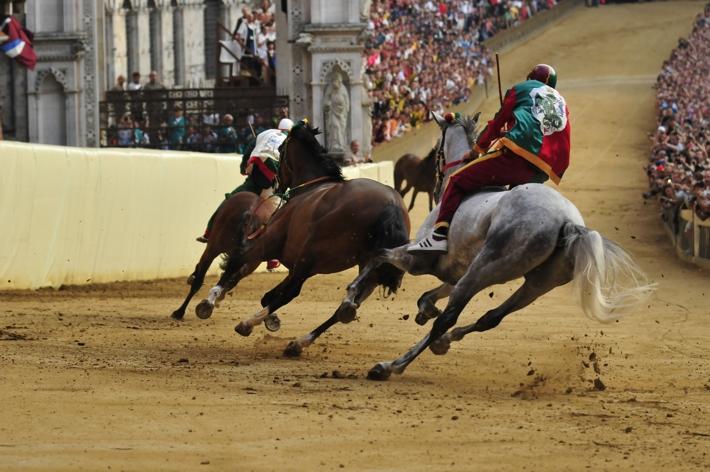 Palio: il questore dice "no" alla manifestazione del Pae a Siena