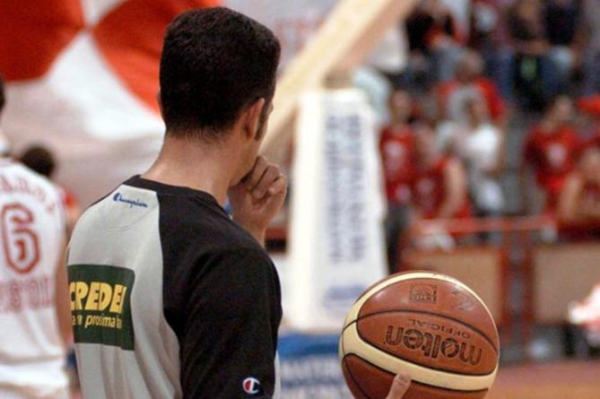 Veleni arbitrali precedono le finali scudetto di basket
