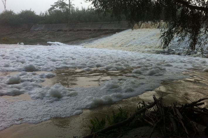 Fiume Elsa: ancora schiuma. Senza spiegazione…