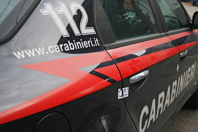 Picchia la compagna, lei lo denuncia ai Carabinieri