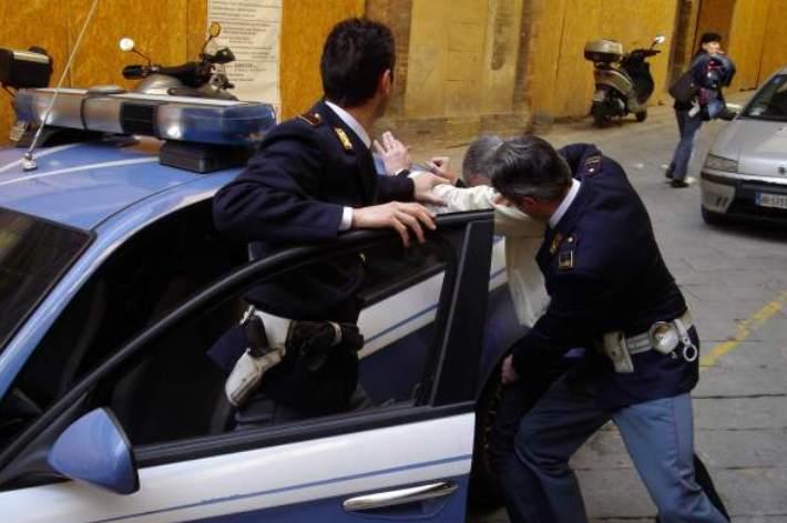 Espulso uno straniero trovato sul balcone di un’abitazione a Siena