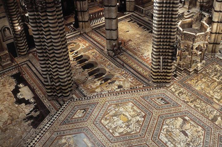 Il Duomo mostra il meraviglioso pavimento