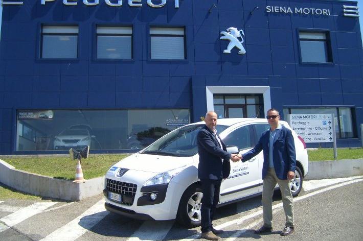 Peugeot Siena a fianco della Mens Sana